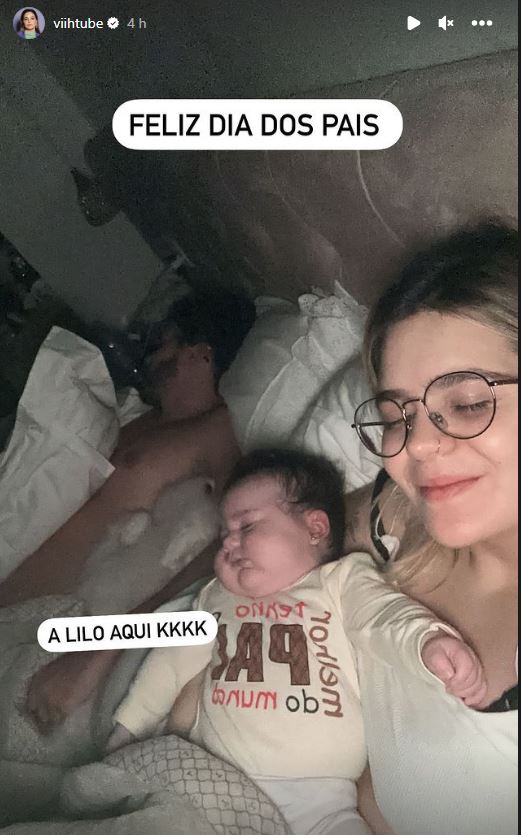Vihhtube A influenciadora aparece com a filha do casal no colo, Eliezer dormindo ao lado