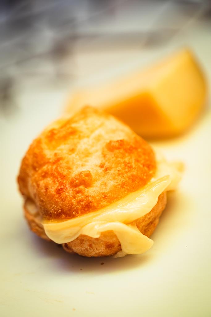 Pão de queijo Dona Zelda Pão de queijo recheado com queijo derretido.