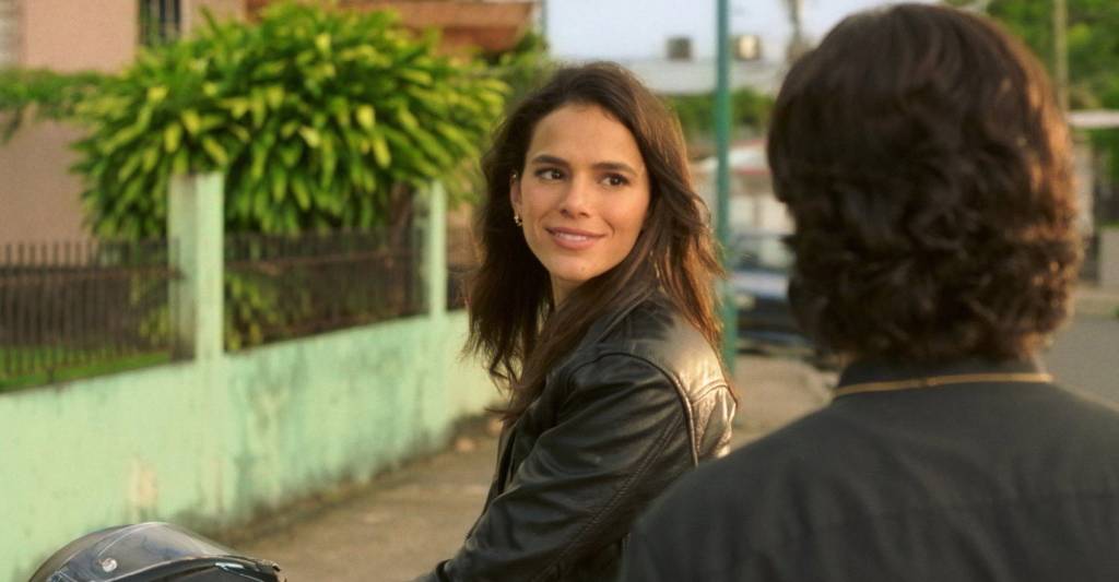 Com Bruna Marquezine dando show, ‘Besouro Azul’ é gol do Brasil