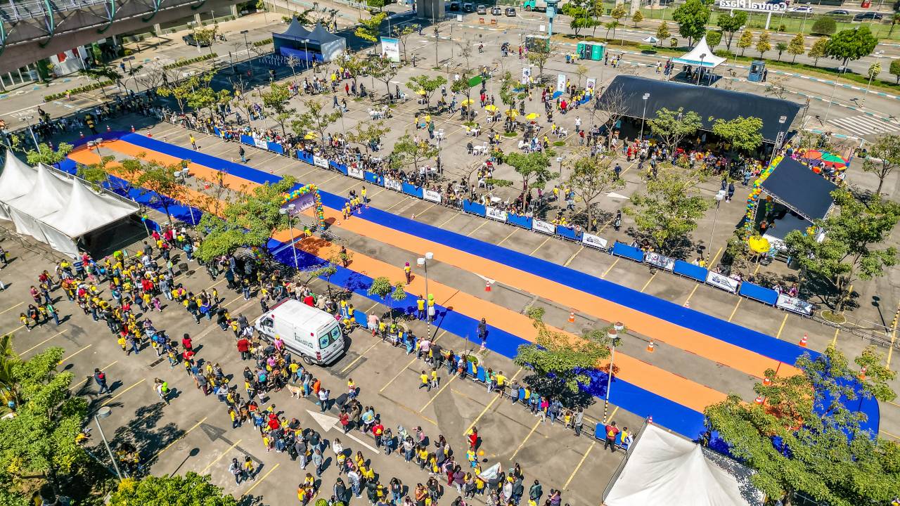 um estacionamento descoberto com uma pista de corrida