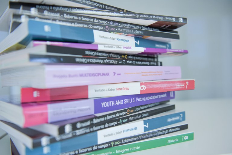 Justiça de SP determina que governo mantenha adesão aos livros do MEC