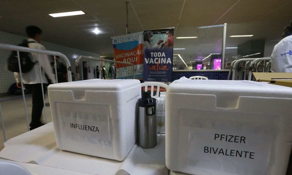 caixas de isopor com vacina no metrô
