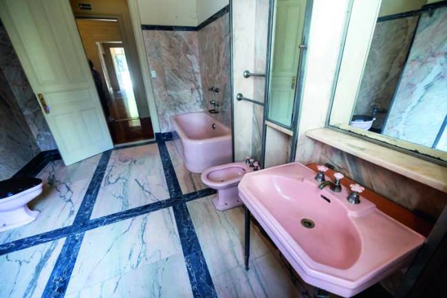 20230918_VejaS_Casa das Rosas-251.jpg Banheiro rosa no primeiro andar da Casa das Rosas foi conservado de modo a ser exposto como acervo histórico.