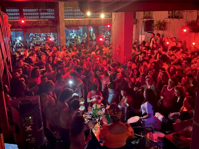 anexo gode Imagem mostra, em canto direito, roda de samba e, ao fundo, grande quantidade de pessoas dentro de bar