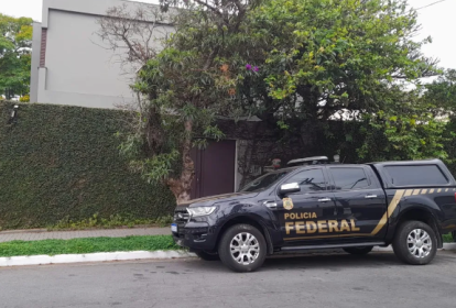 carro da polícia federal em frente a uma casa