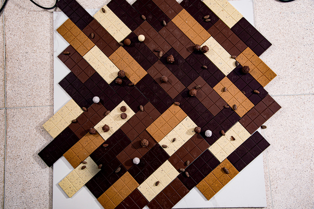 COMER & BEBER 2023 – Chocolat du Jour Imagem mostra barras de chocolates de cores diferentes encaixadas uma do lado da outra.
