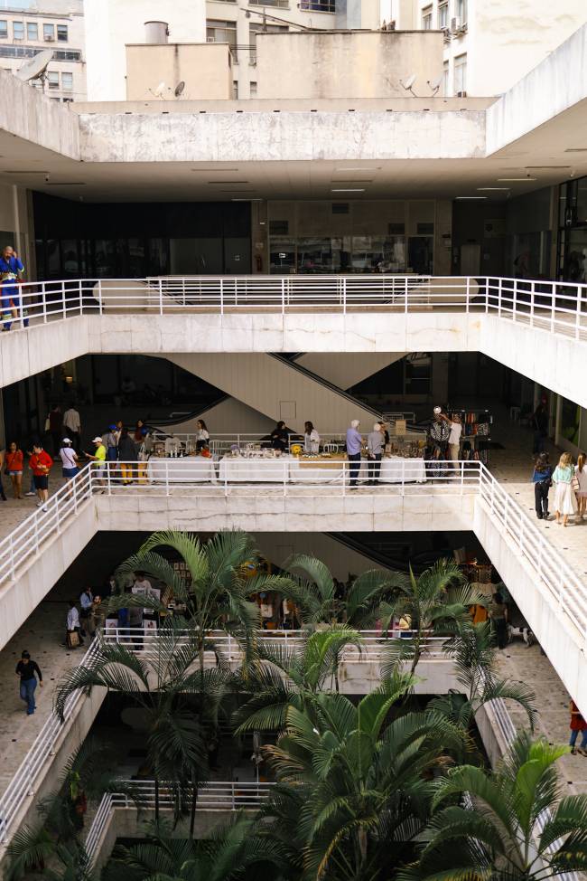 Galeria Metrópole um vão mostra os diversos andares da galeria