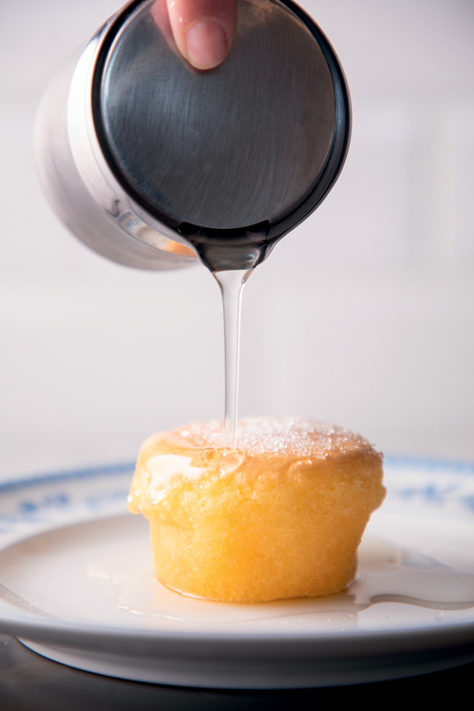 COMER & BEBER 2023 – Maria Cristina Doces Bolinho com açúcar em cima, sobre um prato branco.