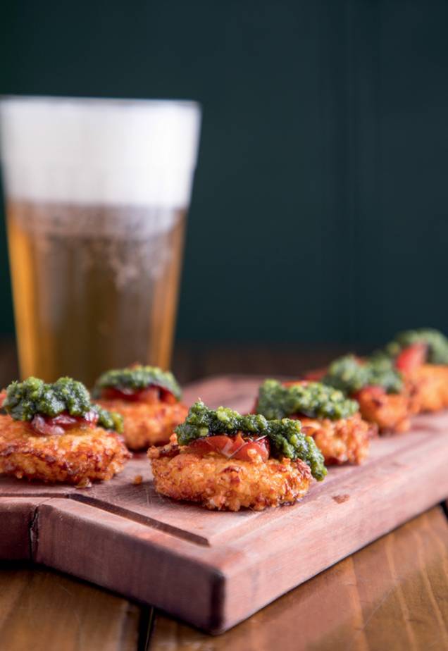 O petisco thalipan: disquinhos de tapioca, queijo mineiro crocante e molho pesto O petisco thalipan: disquinhos de tapioca, queijo mineiro crocante e molho pesto