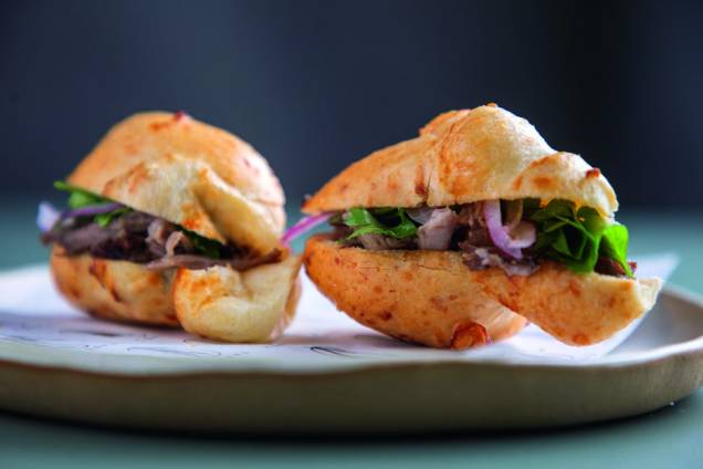 Pão de queijo: com recheio de costelinha Pão de queijo: com recheio de costelinha