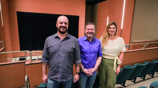 FotoTeatro04.jpg Da esquerda para a direita, Sérgio Tadeu, Ivan Humberto Carratu e Bruna Chiachio