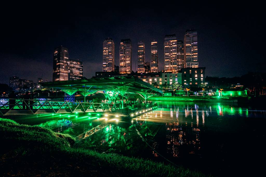 Cervejaria inaugura bar flutuante no Rio Pinheiros