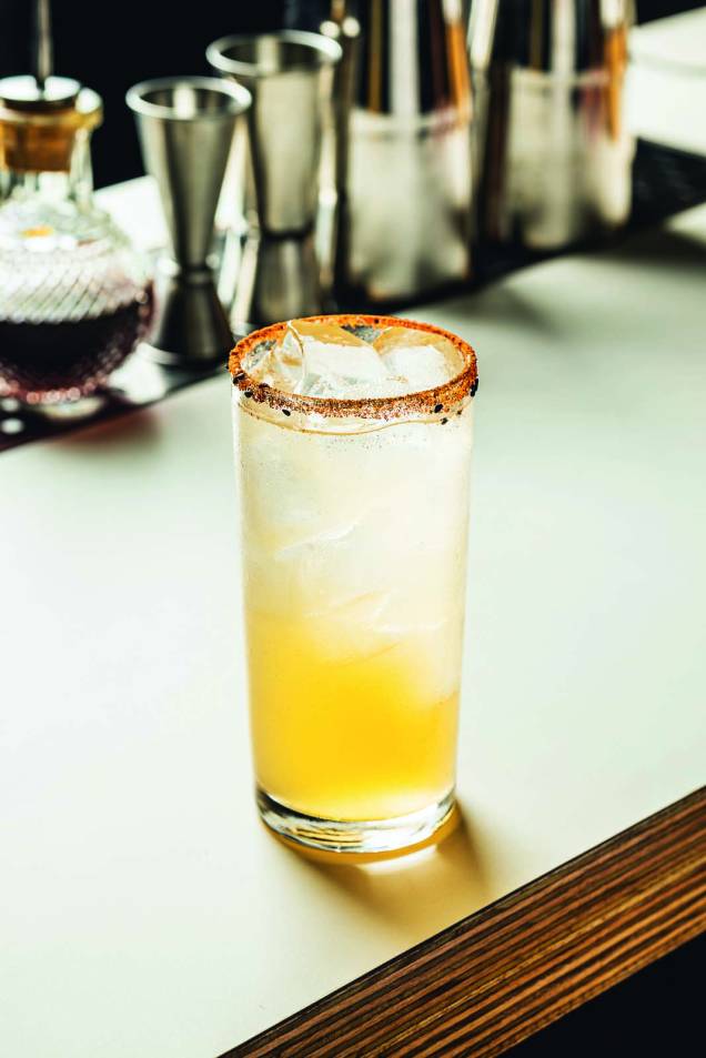 Palomina: tequila ouro, grapefruit, agave, solução cítrica e uísque defumado Palomina: tequila ouro, grapefruit, agave, solução cítrica e uísque defumado