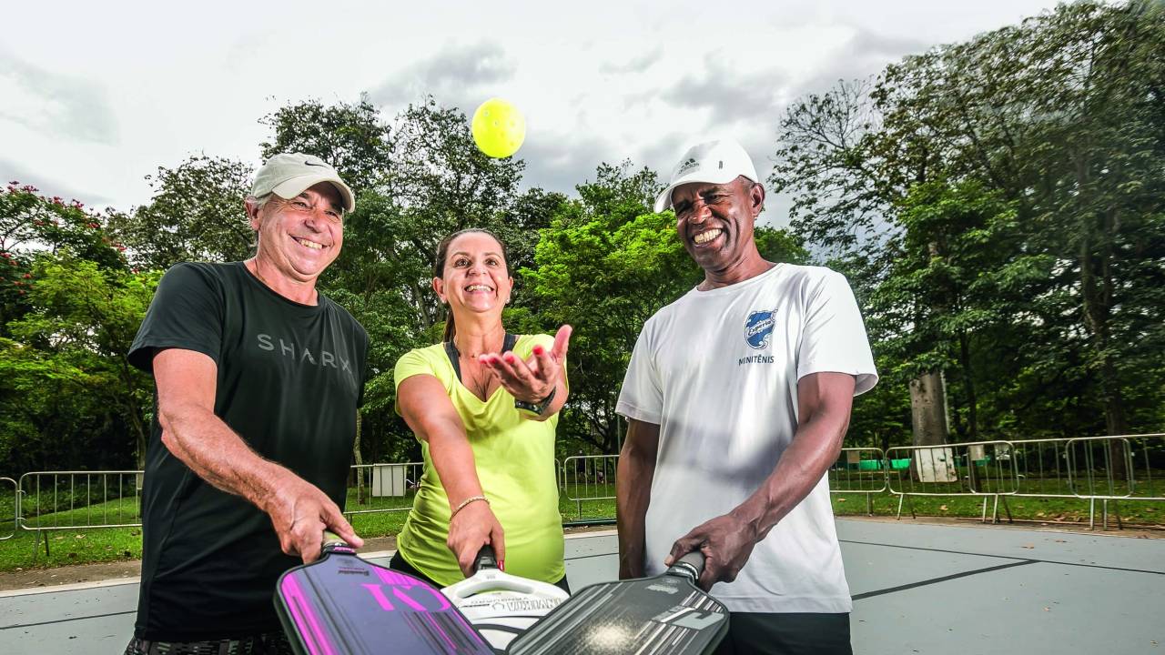 Jogadores da modalidade pickleball praticam o esporte no Parque de Ibirapuera.