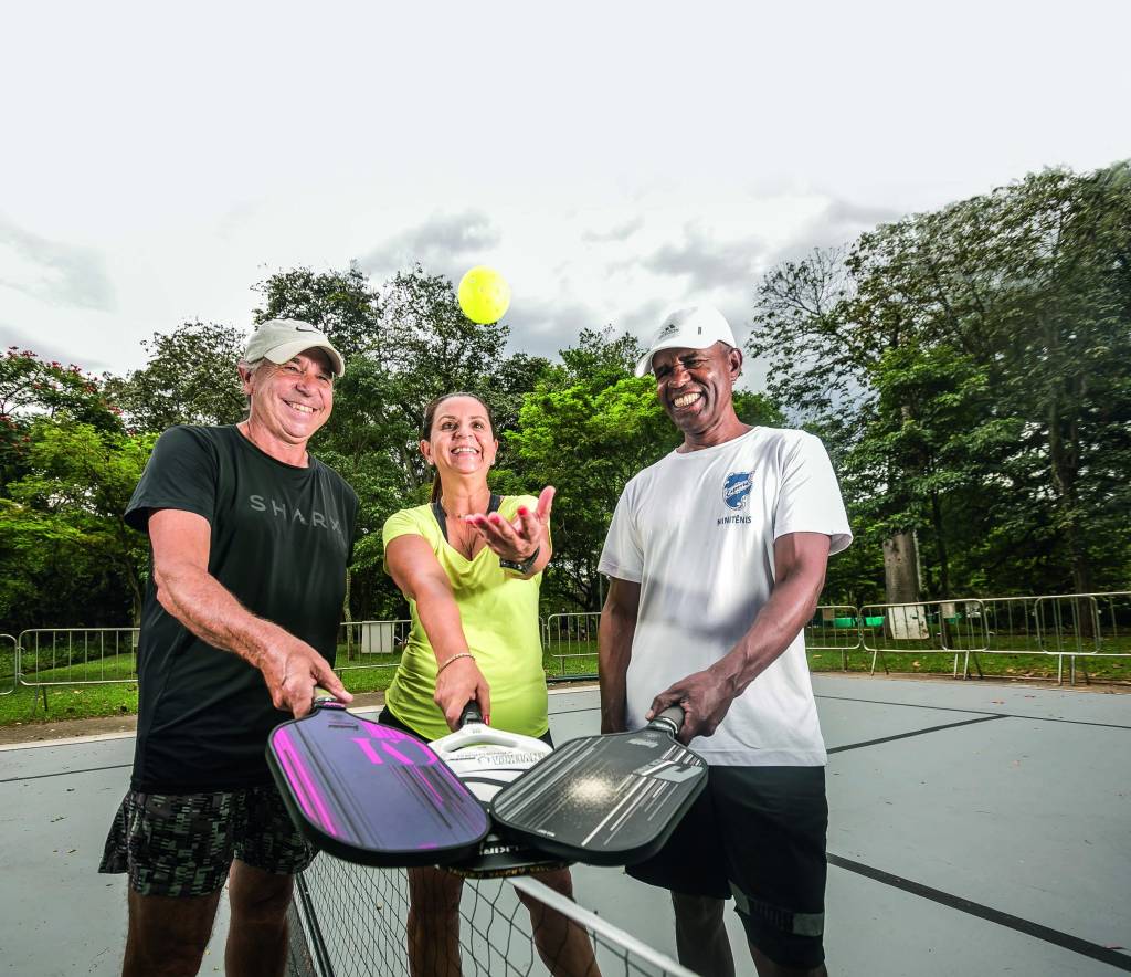 Jogadores da modalidade pickleball praticam o esporte no Parque de Ibirapuera.