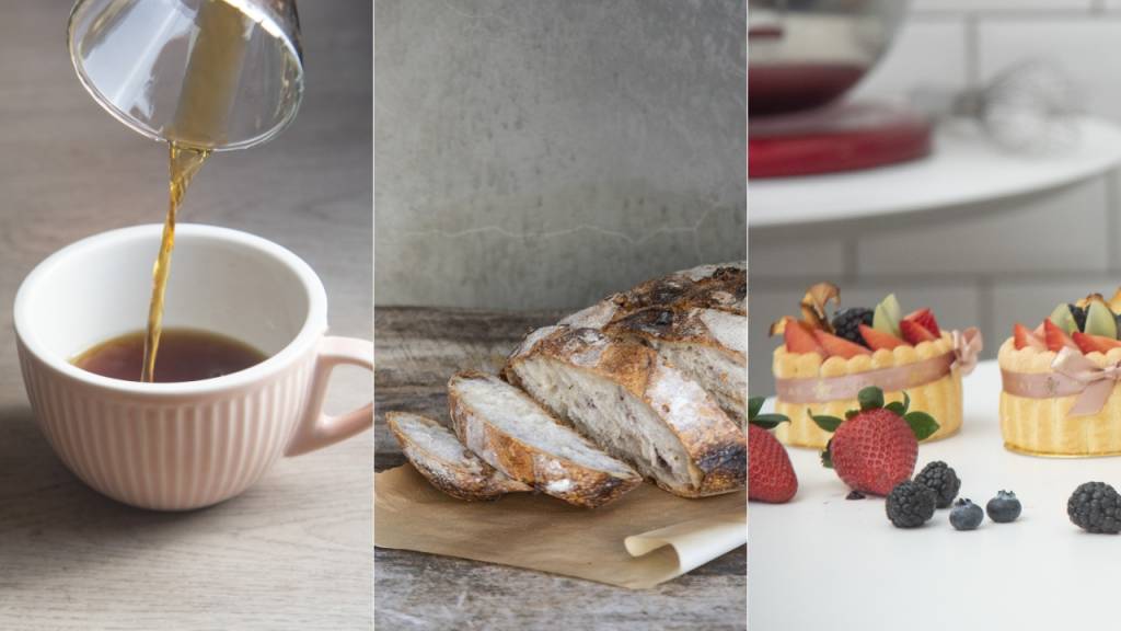 Três fotos verticais unidas por linha fina branca. À esquerda, xícara de café rosa recebendo café coado de jarra de vidro. Ao centro pão de fermentação natural cortado sobre papel craft. À direita, tortinhas cobertas por frutas vermelhas atrás de frutas vermelhas em tampo branco de cozinha industrial.