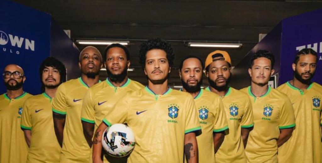 Bruno Mars viraliza após postar foto com camisa da seleção brasileira