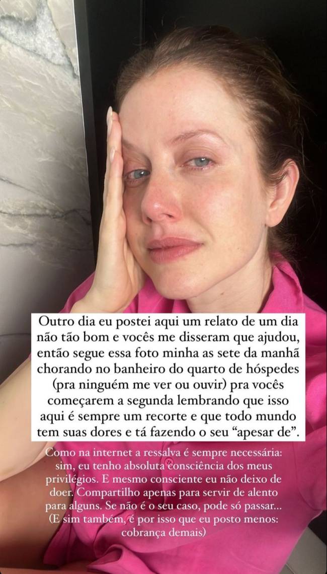 Gabriela Prioli gabriela prioli está sem maquiagem, com lágrimas nos olhos e com a mão direita apoiada no rosto. em cima da foto, ela publicou um desabafo (descrito no texto da nota publicada pela vejinha)