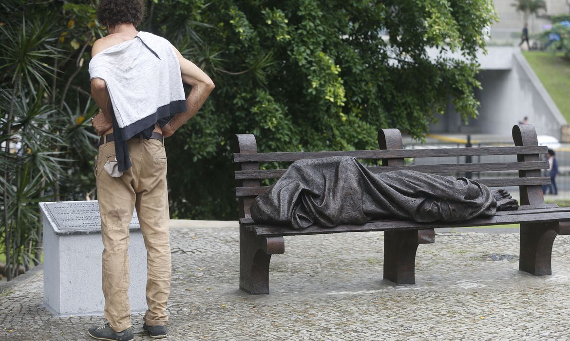 um homem em situaçao de rua de costas