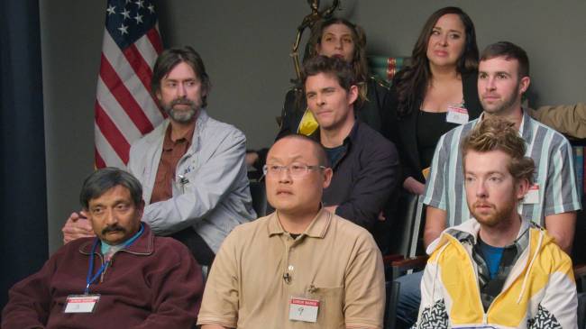 jury duty – credito prime video Grupo de jurados em cena da série