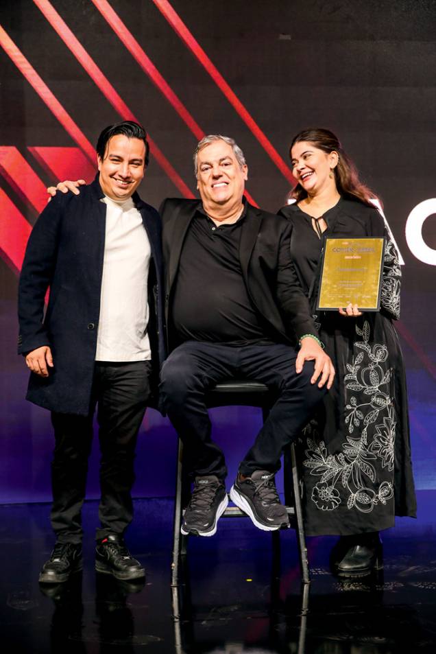 Marco Antonio de Biaggi (ao centro) recebe o casal Eduardo Ortiz e Luana Sabino: da Taqueria Atzi Marco Antonio de Biaggi (ao centro) recebe o casal Eduardo Ortiz e Luana Sabino: da Taqueria Atzi