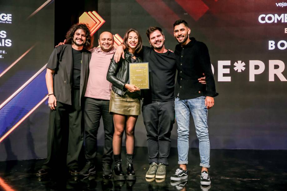 Mohamad Hindi entrega placa pelo De*Primeira: o casal de restaurateurs do ano Júlia Tricate e Gabriel Coelho entre Kacio James e Enildo Bezerra, da equipe