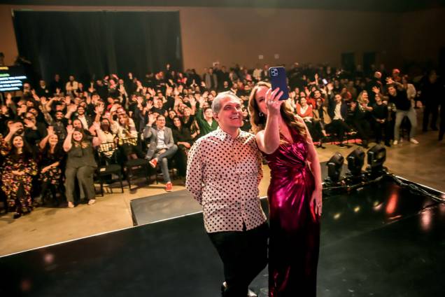 Lorençato e Regina Volpato: selfie na cerimônia para convidados Lorençato e Regina Volpato: selfie na cerimônia para convidados