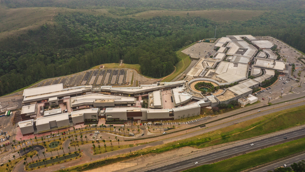 Catarina Outlet (Marcelo Donatelli-Divulgação) (2) Vista aérea de grande shopping envolto por área verde.