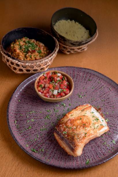 Carré de tambaqui: companhia de vinagrete, baião de dois e farinha Carré de tambaqui: companhia de vinagrete, baião de dois e farinha