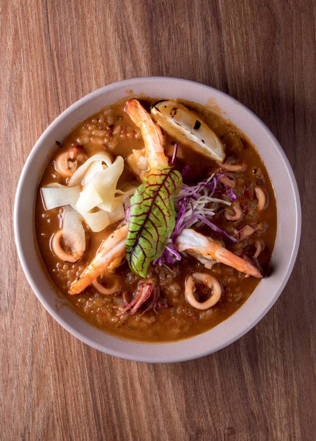 Jollof: arroz caldoso ao leite de coco e com camarão e lula coberto de saladinha de repolho Jollof: arroz caldoso ao leite de coco e com camarão e lula coberto de saladinha de repolho