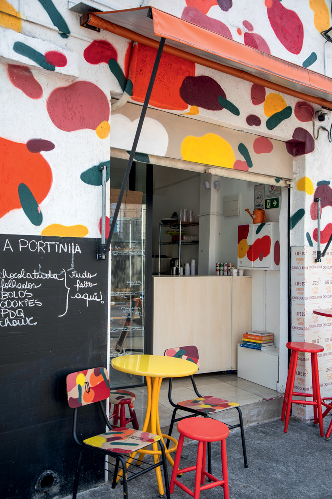 A Portinha Fachada do restaurante, com as paredes coloridas e mesas e banquinhos coloridos também.