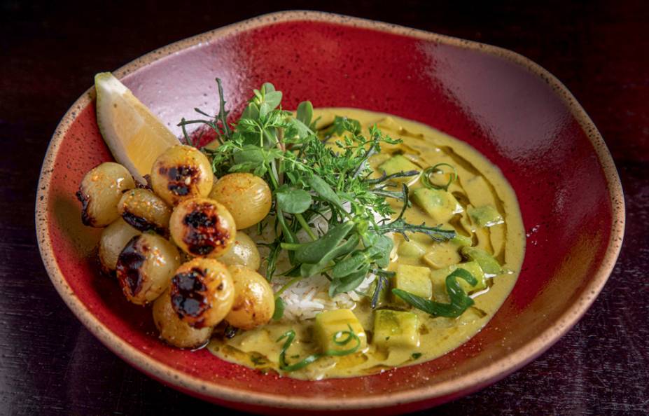 Curry verde de chuchu: com arroz de jasmim e uvas Curry verde de chuchu: com arroz de jasmim e uvas