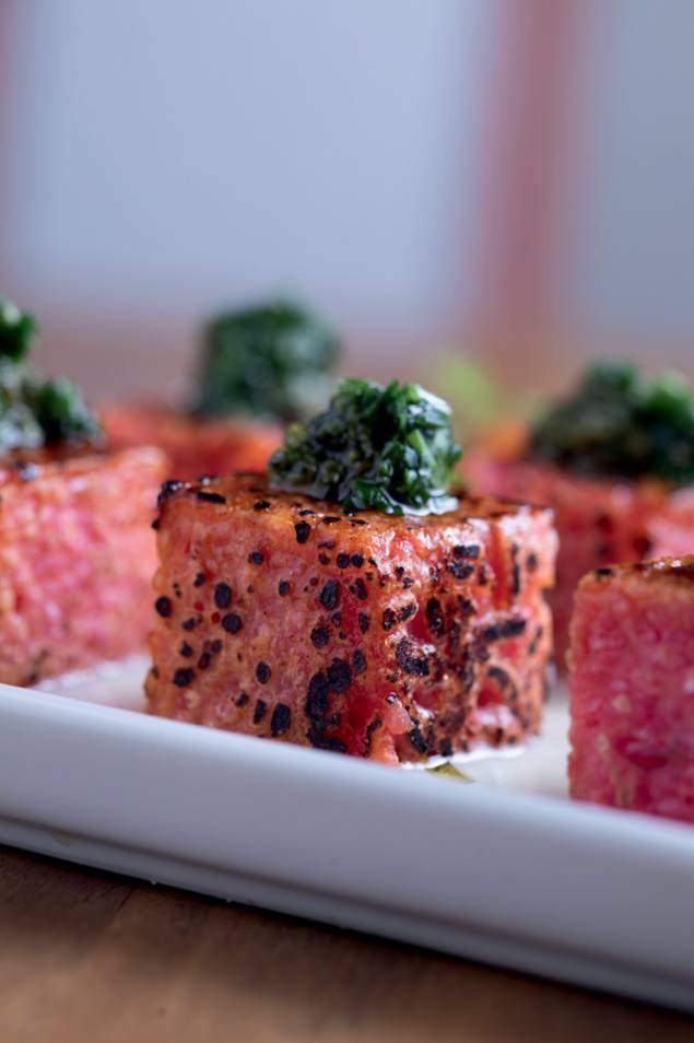 Bocadinhos de risoto de beterraba: com fonduta de queijo pecorino e pesto