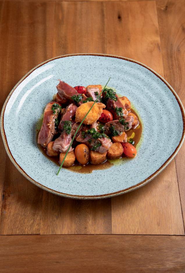Tagliata de angus: com molho de mostarda de dijon, gema de ovo e nhoques fritos com ervas Tagliata de angus: com molho de mostarda de dijon, gema de ovo e nhoques fritos com ervas