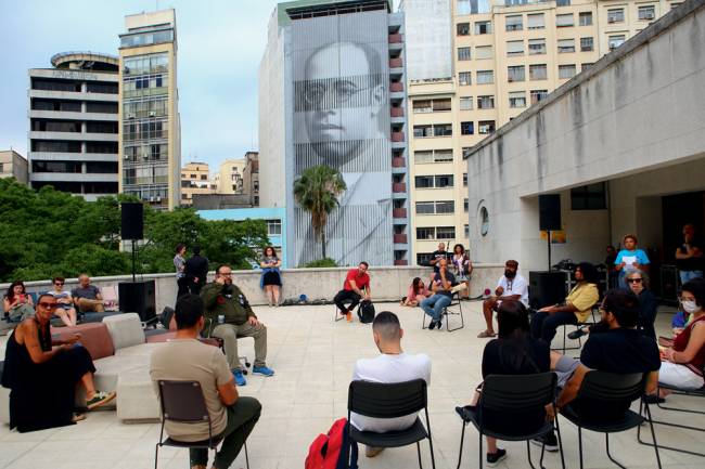 FESTIVAL PASSADO 2 – Eder Gomes Divulgação.JPG Roda de conversa no terraço da Biblioteca Mário de Andrade, na edição de 2022 do festival. Ao fundo, fachada da hemeroteca com rosto do poeta