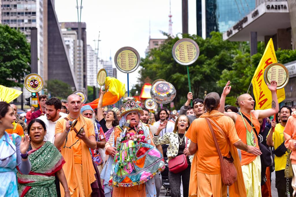 Av. Paulista recebe festa Hare Krishna com distribuição de almoço gratuito