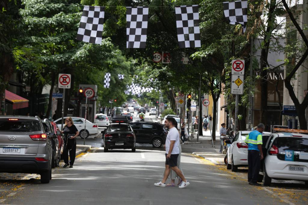 GP de Fórmula 1 espalha bandeiras de corrida pela Oscar Freire