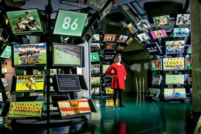 Marília Bonas, diretora do Museu do Futebol na Sala Origens, que exibe quadros com fotografias históricas desde o fim do século XIX até meados dos anos 1930