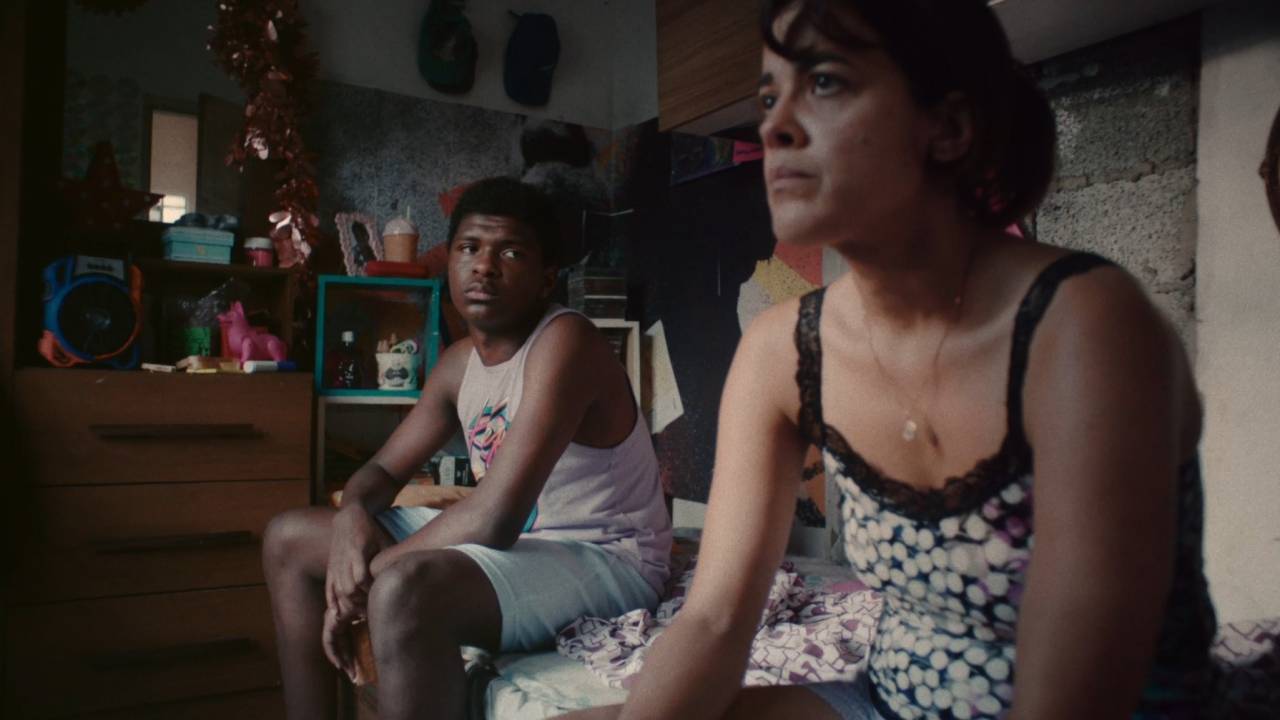 Maeve Jinkings e Kauan Alvarenga em cena de Pedágio