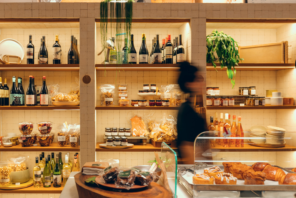 Do Alto recheia os balcões e refrigeradores com pratos para levar