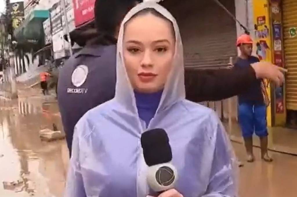 Homem joga lama em repórter da Record em transmissão ao vivo