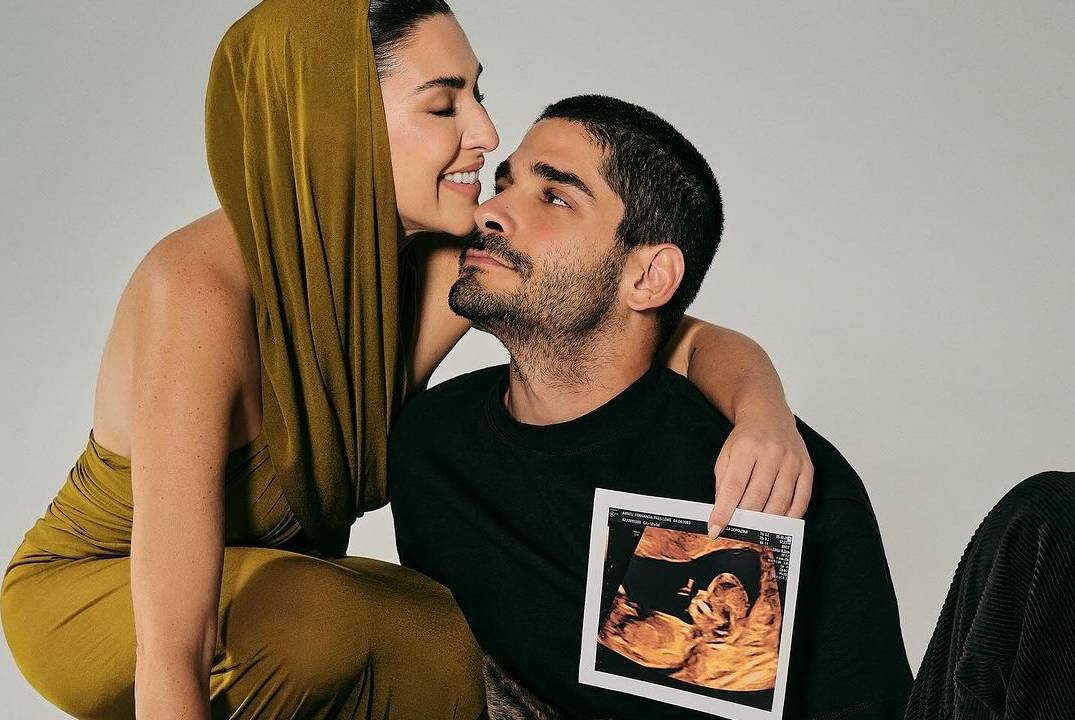 Fernanda Paes Leme com o noivo, Victor Sampaio, e foto do ultrassom