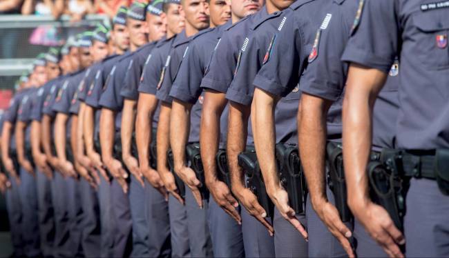 polícia militar Imagem mostra dezenas de policiais alinhados, batendo continência