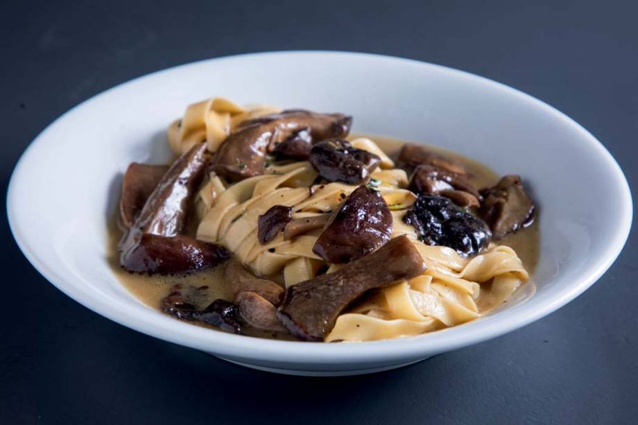 Fettuccine na manteiga: adição de cogumelos eryngui, shiitake e portobello grelhados Fettuccine na manteiga: adição de cogumelos eryngui, shiitake e portobello grelhados