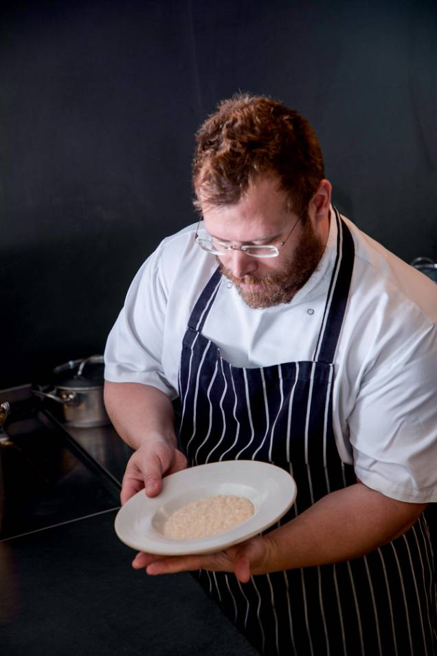 O chef Simone Paratella: acabamento nos pratos diante dos clientes