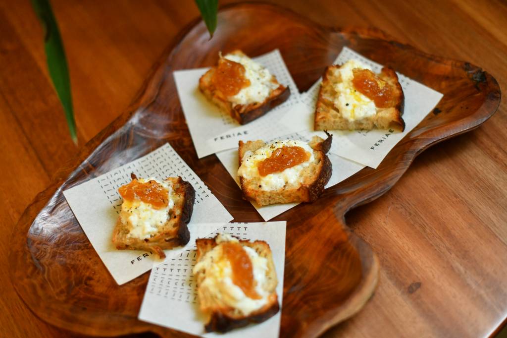 Jantar Circuito Comer & Beber fatias de pão cobertas por queijo cremoso com chutney por cima
