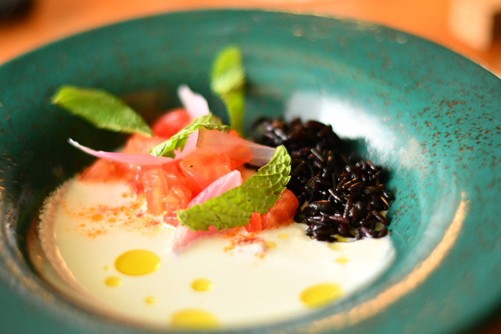 Jantar Circuito Comer & Beber Prato fundo verde com caldo branco, arroz negro e pedacinhos de melanciaa