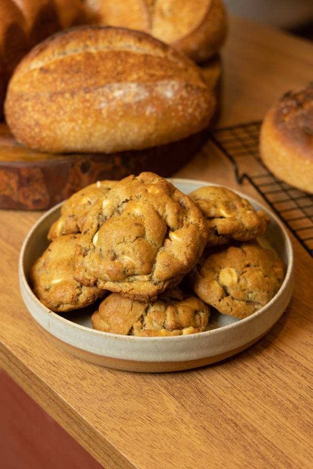 Cookie de limão-taiti: com chocolate branco caramelado e amêndoa Cookie de limão-taiti: com chocolate branco caramelado e amêndoa