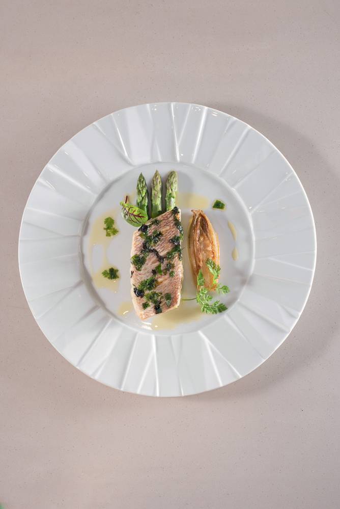 Circuito Comer & Beber – President Foto aérea de prato de louça branca com posta de peixe, três aspargos e endívia