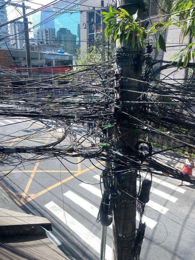chuvas 3 novembro emaranhado de fios em poste